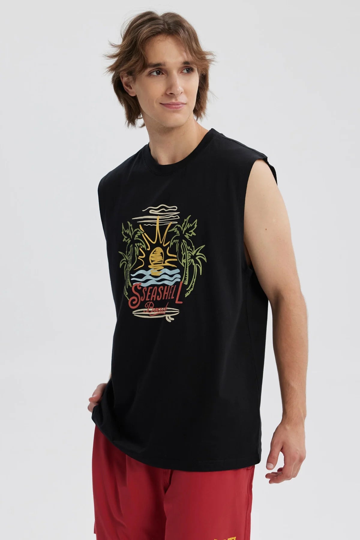 Polera negra sin mangas con diseño de palmeras y sol con texto Seashell Beach