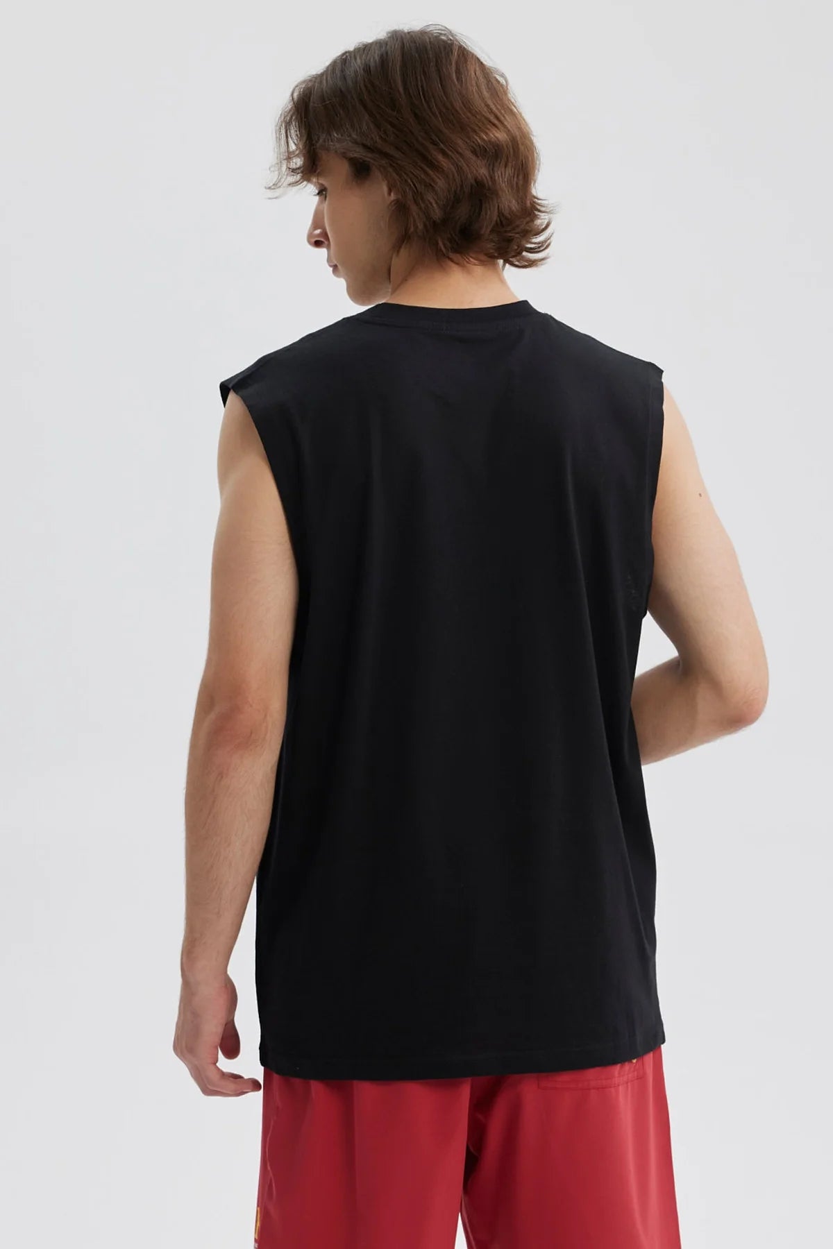 Polera negra sin mangas con diseño de palmeras y sol con texto Seashell Beach