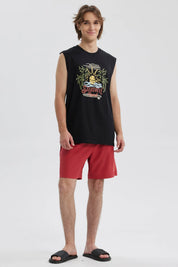 Polera negra sin mangas con diseño de palmeras y sol con texto Seashell Beach