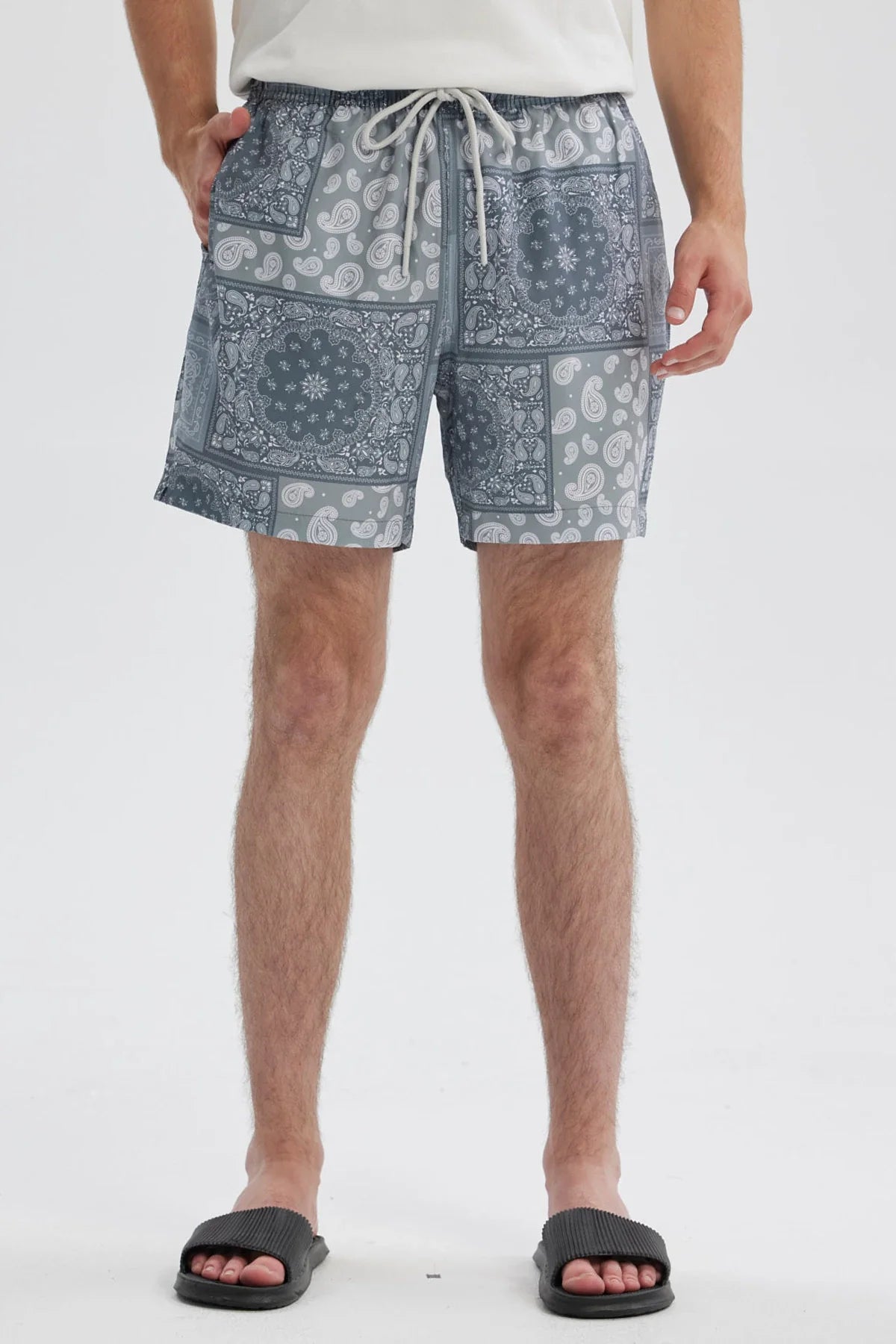 Short de baño gris con diseño de bandana y estampado detallado
