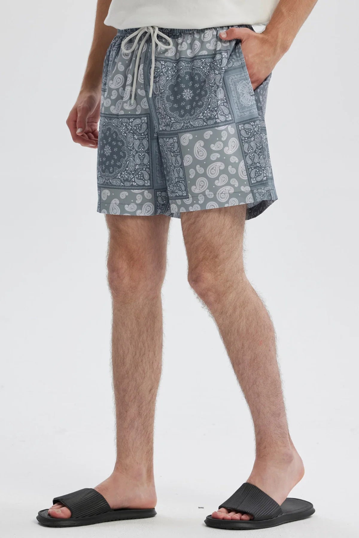 Short de baño gris con diseño de bandana y estampado detallado