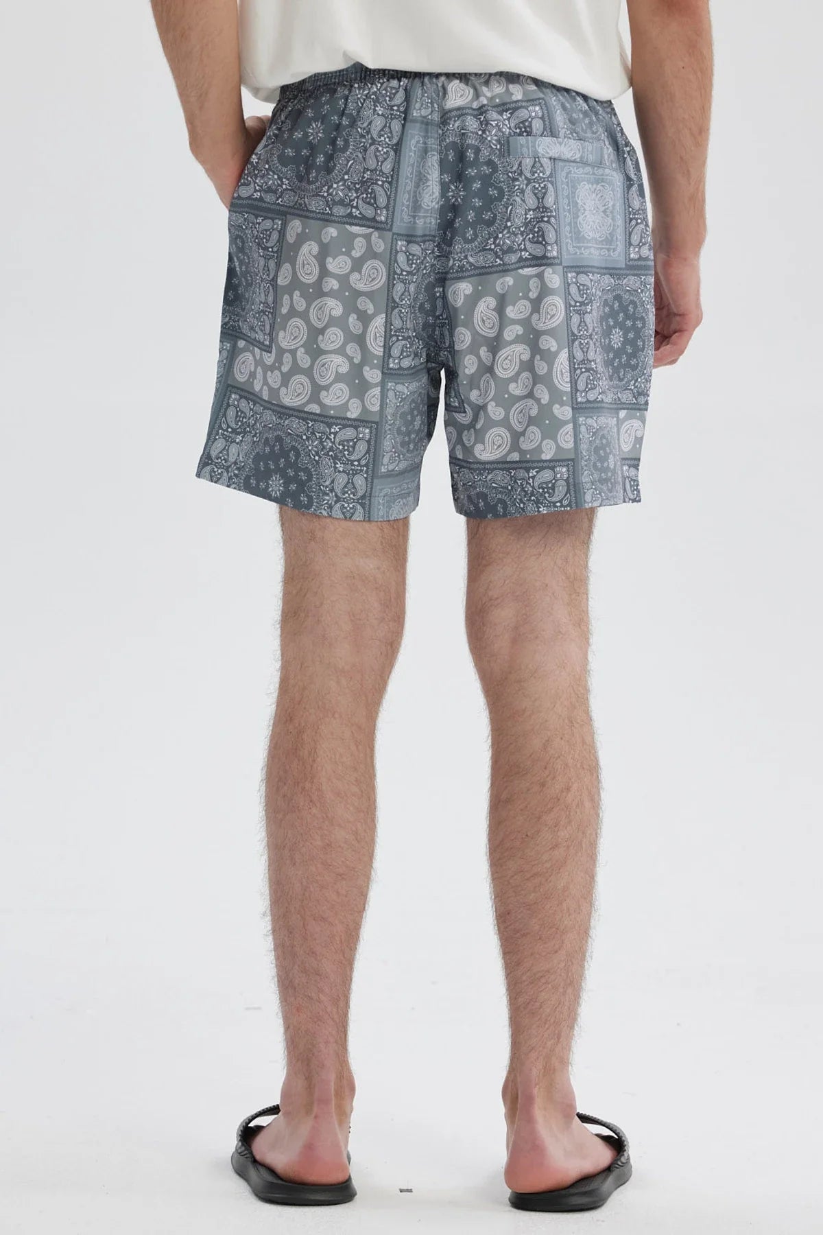 Short de baño gris con diseño de bandana y estampado detallado