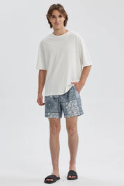 Short de baño gris con diseño de bandana y estampado detallado