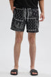 Short de baño negro con estampado de bandana y cordón blanco visible