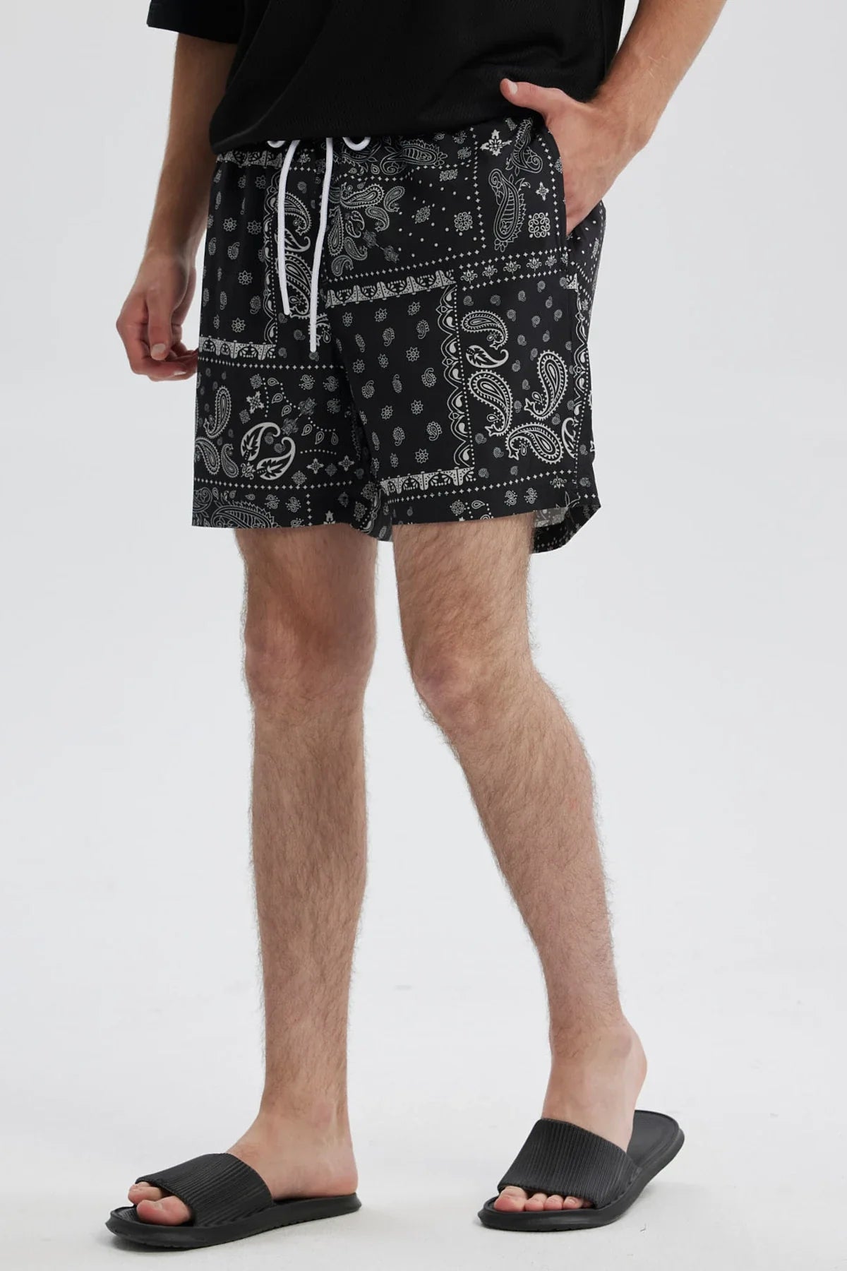 Short de baño negro con estampado de bandana y cordón blanco visible