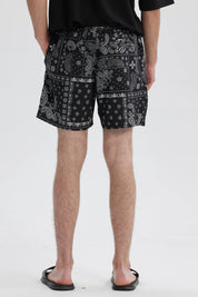 Short de baño negro con estampado de bandana y cordón blanco visible