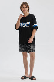 Short de baño negro con estampado de bandana y cordón blanco visible