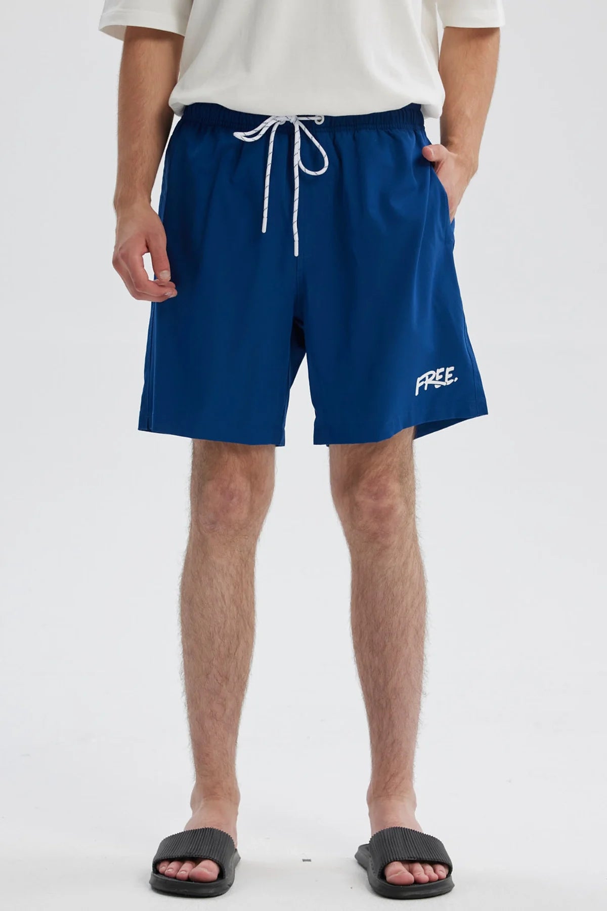 Short de baño azul para hombre con cordón blanco y logo 'FREE' en la pierna