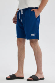 Short de baño azul para hombre con cordón blanco y logo 'FREE' en la pierna