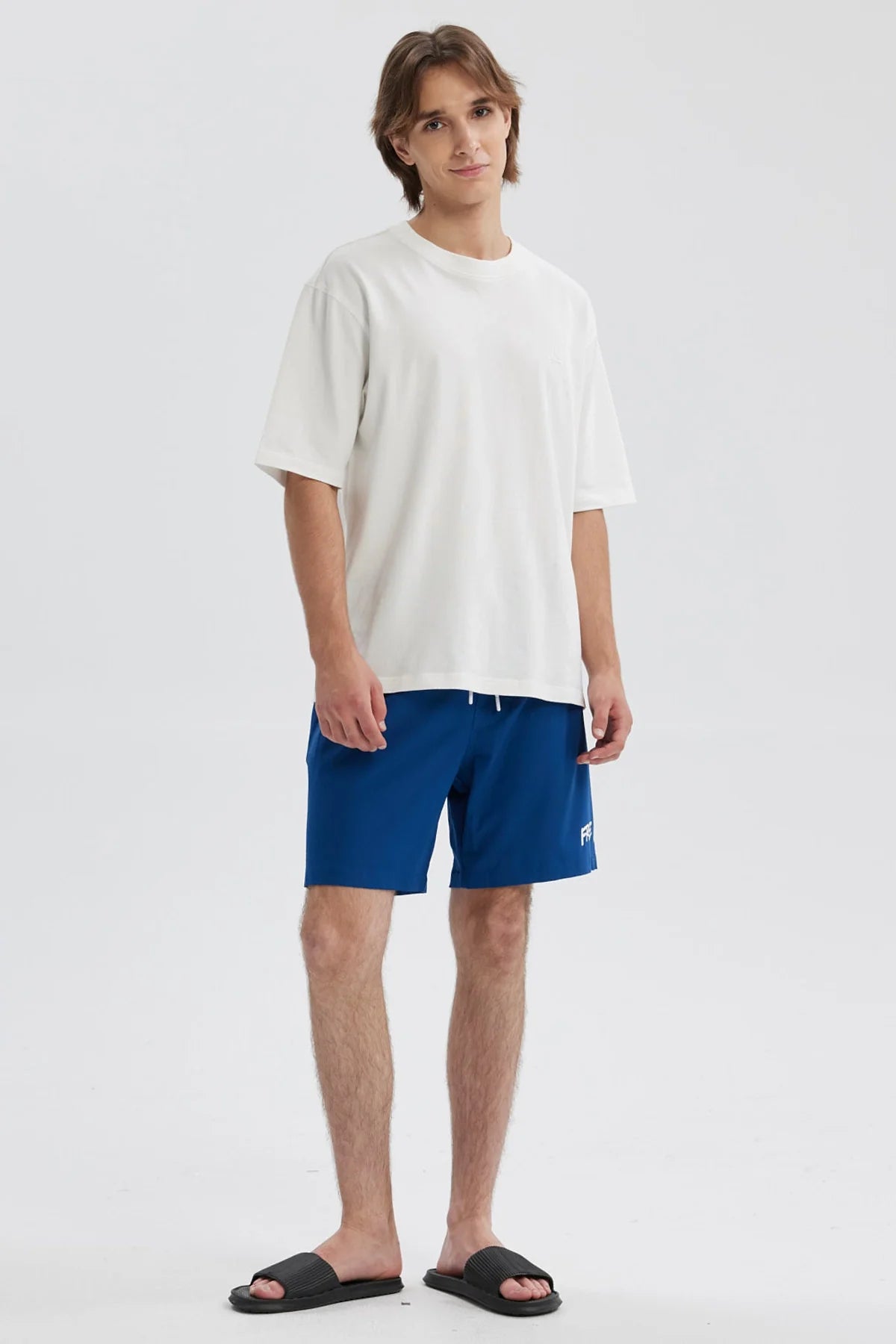 Short de baño azul para hombre con cordón blanco y logo 'FREE' en la pierna