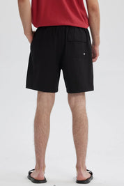 Short de baño hombre liso negro con cordón blanco y detalle gráfico en pierna