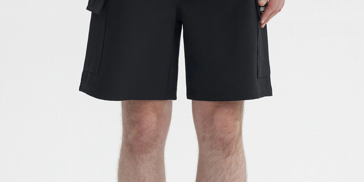 Bermuda negra de hombre con textura lisa y bolsillos laterales amplios estilo casual y relajado