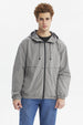 Chaqueta cortaviento gris para hombre con capucha y cierre frontal liso y moderno ideal para días frescos y ventosos