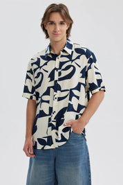 Camisa hombre full print azul con patrones abstractos y fondo claro