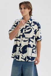 Camisa hombre full print azul con patrones abstractos y fondo claro