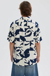 Camisa hombre full print azul con patrones abstractos y fondo claro