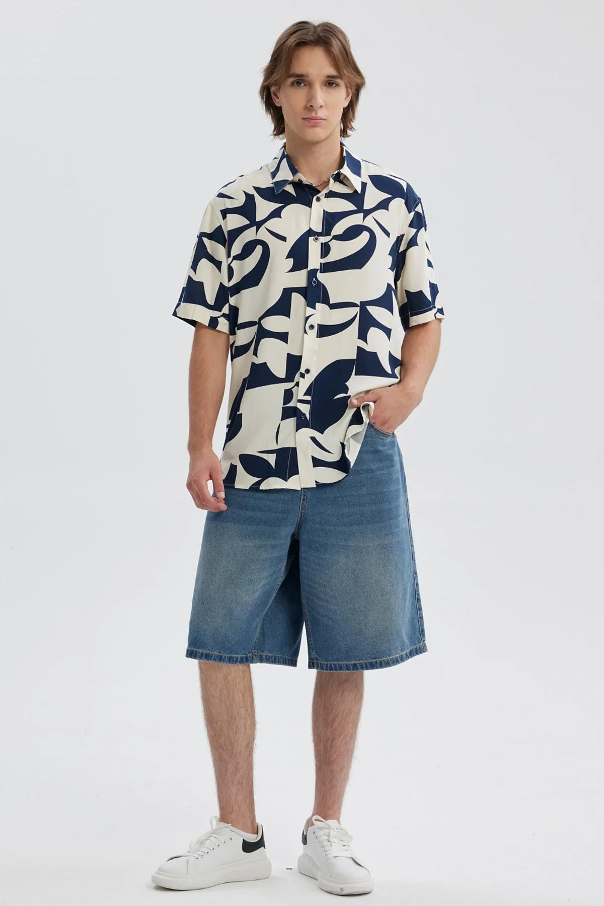 Camisa hombre full print azul con patrones abstractos y fondo claro