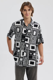 Camisa negra de hombre con estampado geométrico en blanco y negro manga corta