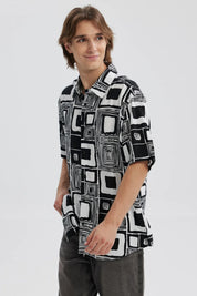 Camisa negra de hombre con estampado geométrico en blanco y negro manga corta