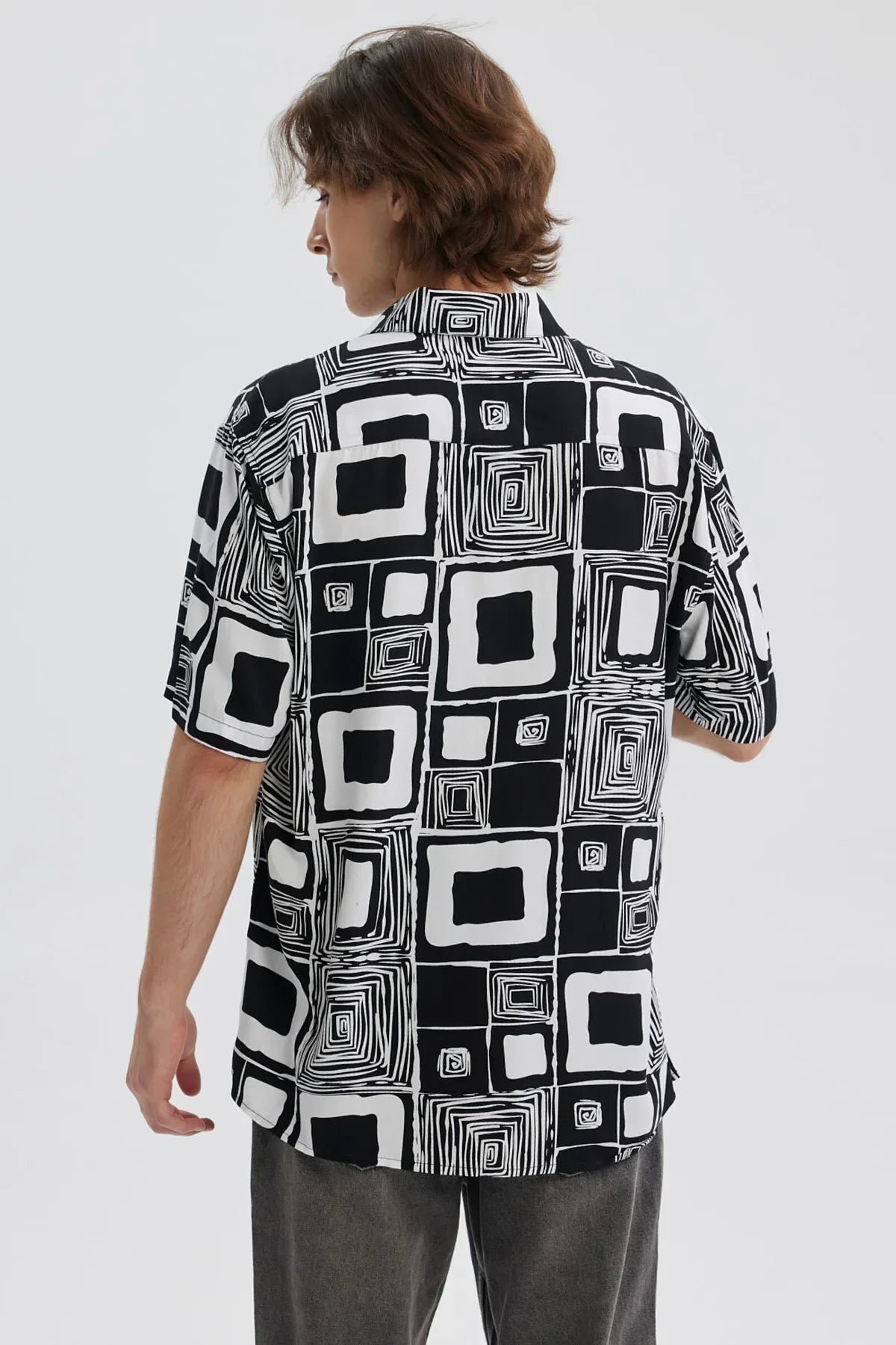 Camisa negra de hombre con estampado geométrico en blanco y negro manga corta