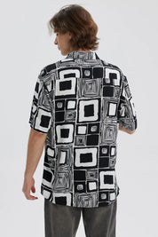 Camisa negra de hombre con estampado geométrico en blanco y negro manga corta