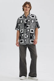 Camisa negra de hombre con estampado geométrico en blanco y negro manga corta