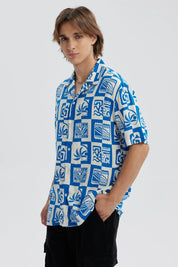 Camisa hombre azul con estampado geométrico y palmeras