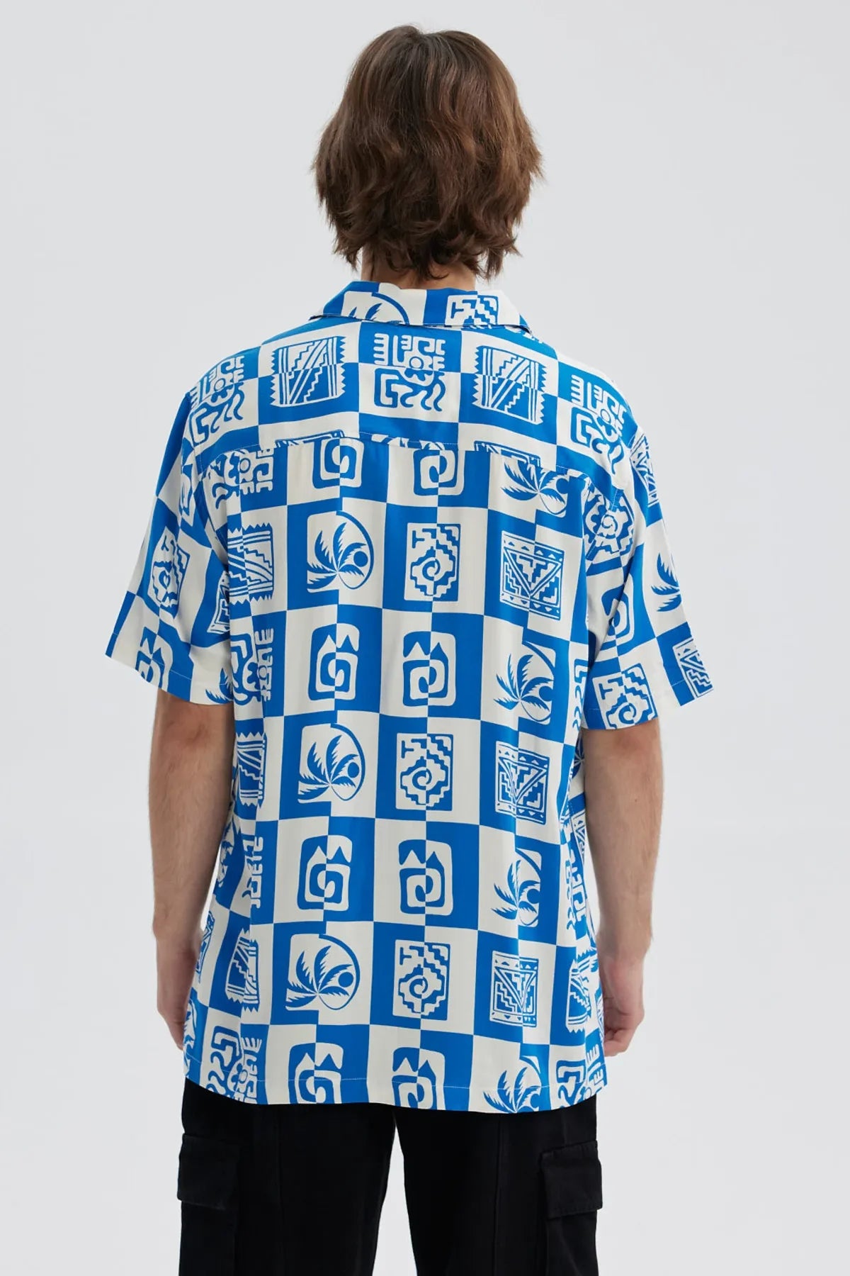 Camisa hombre azul con estampado geométrico y palmeras