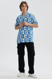 Camisa hombre azul con estampado geométrico y palmeras