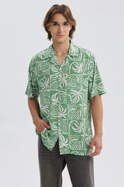 Camisa hombre verde con estampado geométrico en fondo blanco