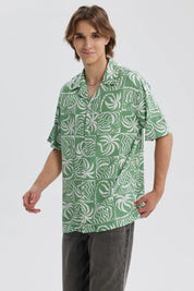 Camisa hombre verde con estampado geométrico en fondo blanco