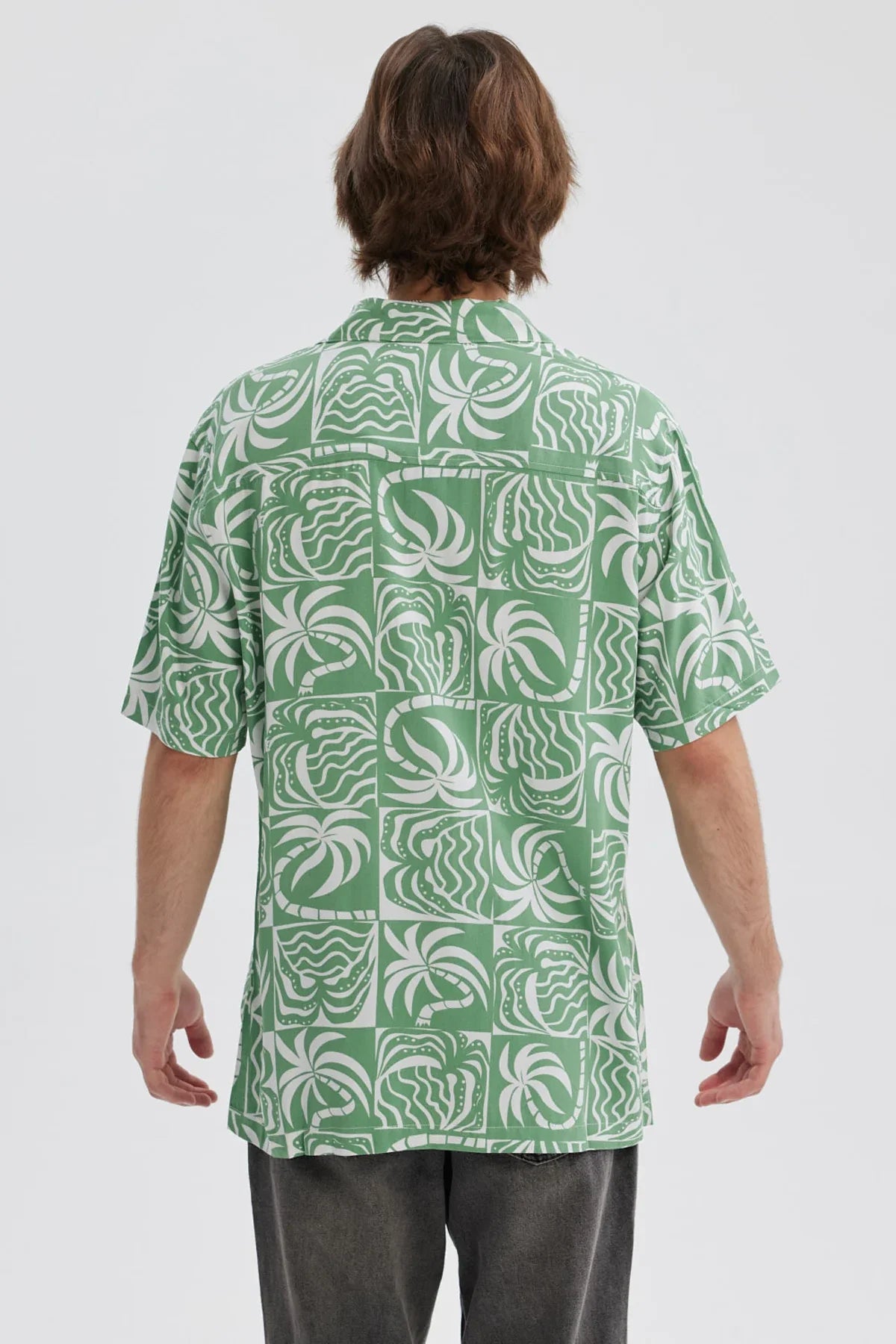Camisa hombre verde con estampado geométrico en fondo blanco
