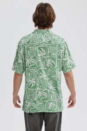 Camisa hombre verde con estampado geométrico en fondo blanco