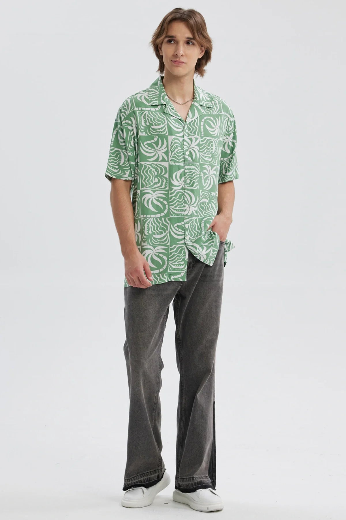 Camisa hombre verde con estampado geométrico en fondo blanco