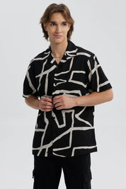 Camisa negra para hombre con estampado blanco geométrico y manga corta