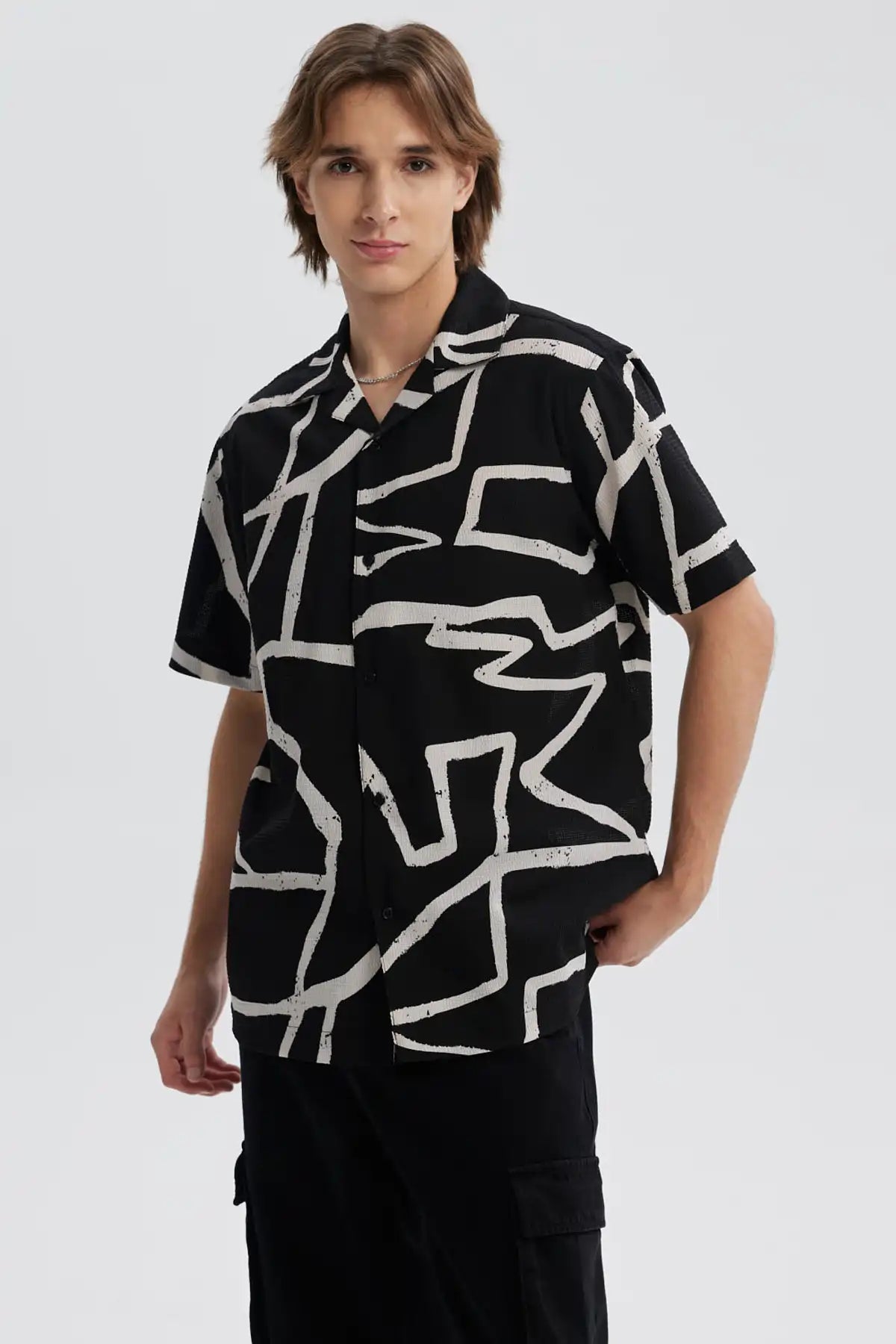 Camisa negra para hombre con estampado blanco geométrico y manga corta
