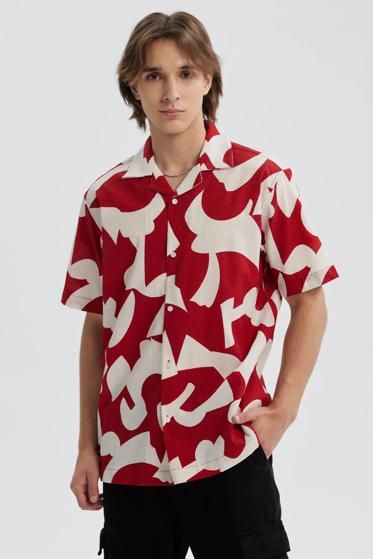 Camisa hombre full print rojo con estampado abstracto blanco y corte casual