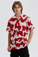 Camisa hombre full print rojo con estampado abstracto blanco y corte casual