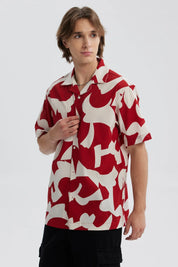 Camisa hombre full print rojo con estampado abstracto blanco y corte casual