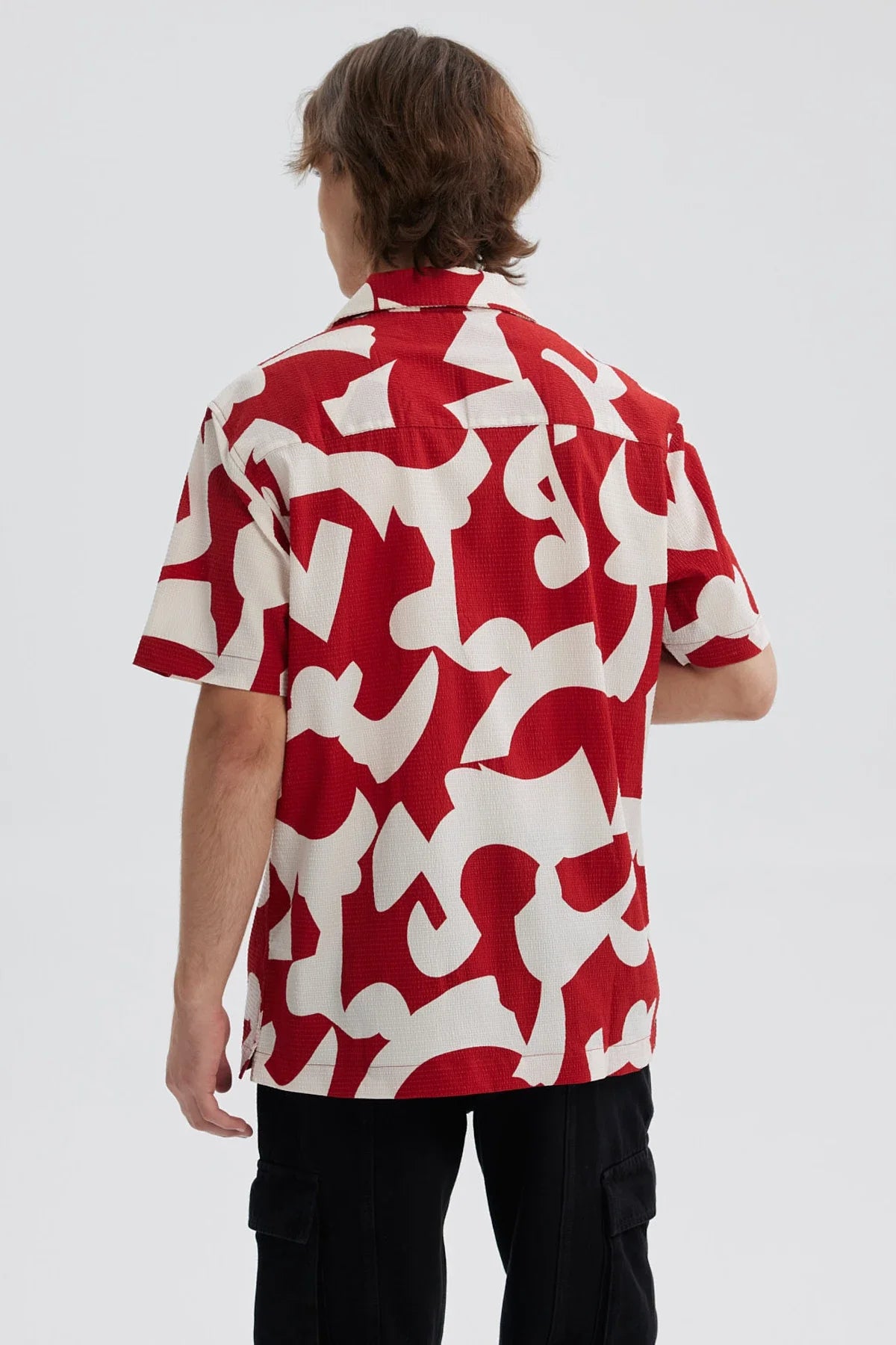 Camisa hombre full print rojo con estampado abstracto blanco y corte casual