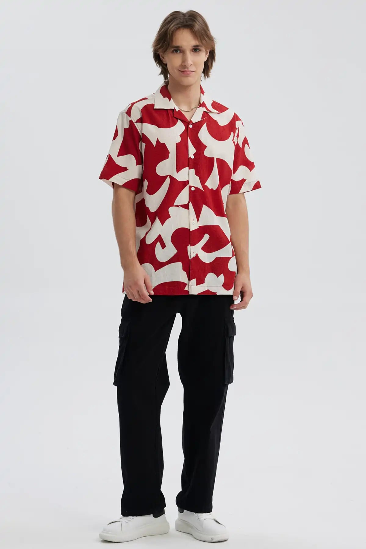 Camisa hombre full print rojo con estampado abstracto blanco y corte casual