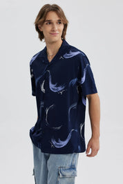 Camisa azul oscuro para hombre con estampado de trazos blancos y azules claros