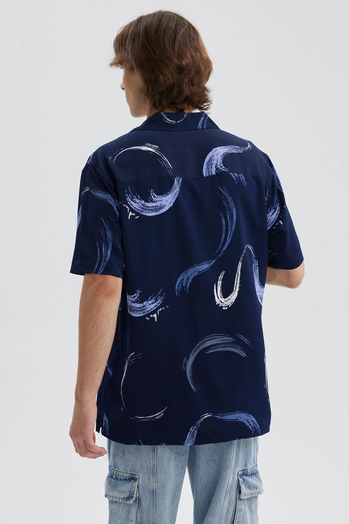 Camisa azul oscuro para hombre con estampado de trazos blancos y azules claros