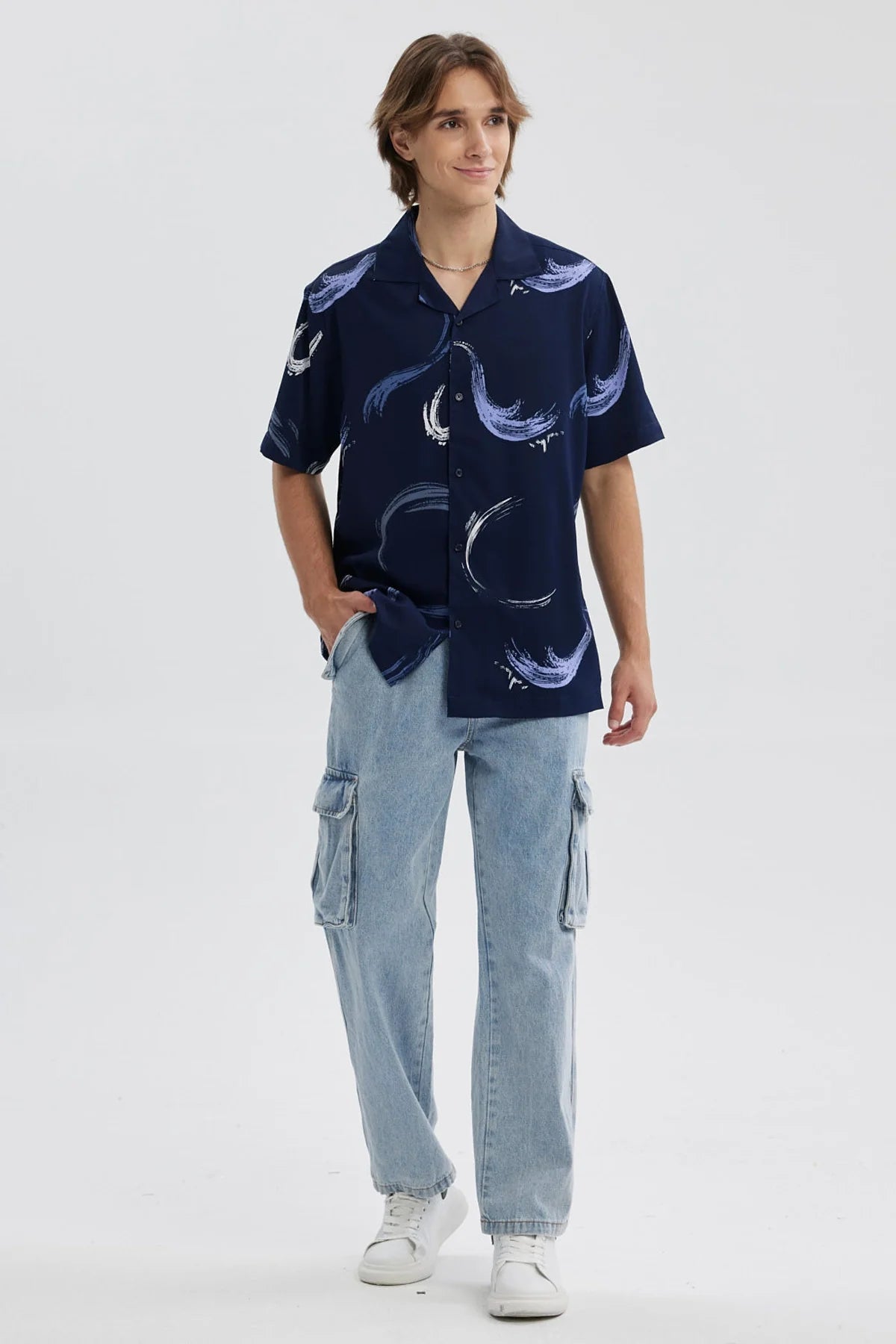 Camisa azul oscuro para hombre con estampado de trazos blancos y azules claros