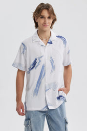 Camisa blanca de hombre con estampado azul claro y cuello abierto