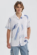 Camisa blanca de hombre con estampado azul claro y cuello abierto