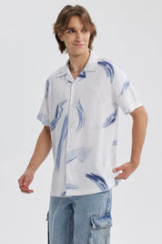 Camisa blanca de hombre con estampado azul claro y cuello abierto
