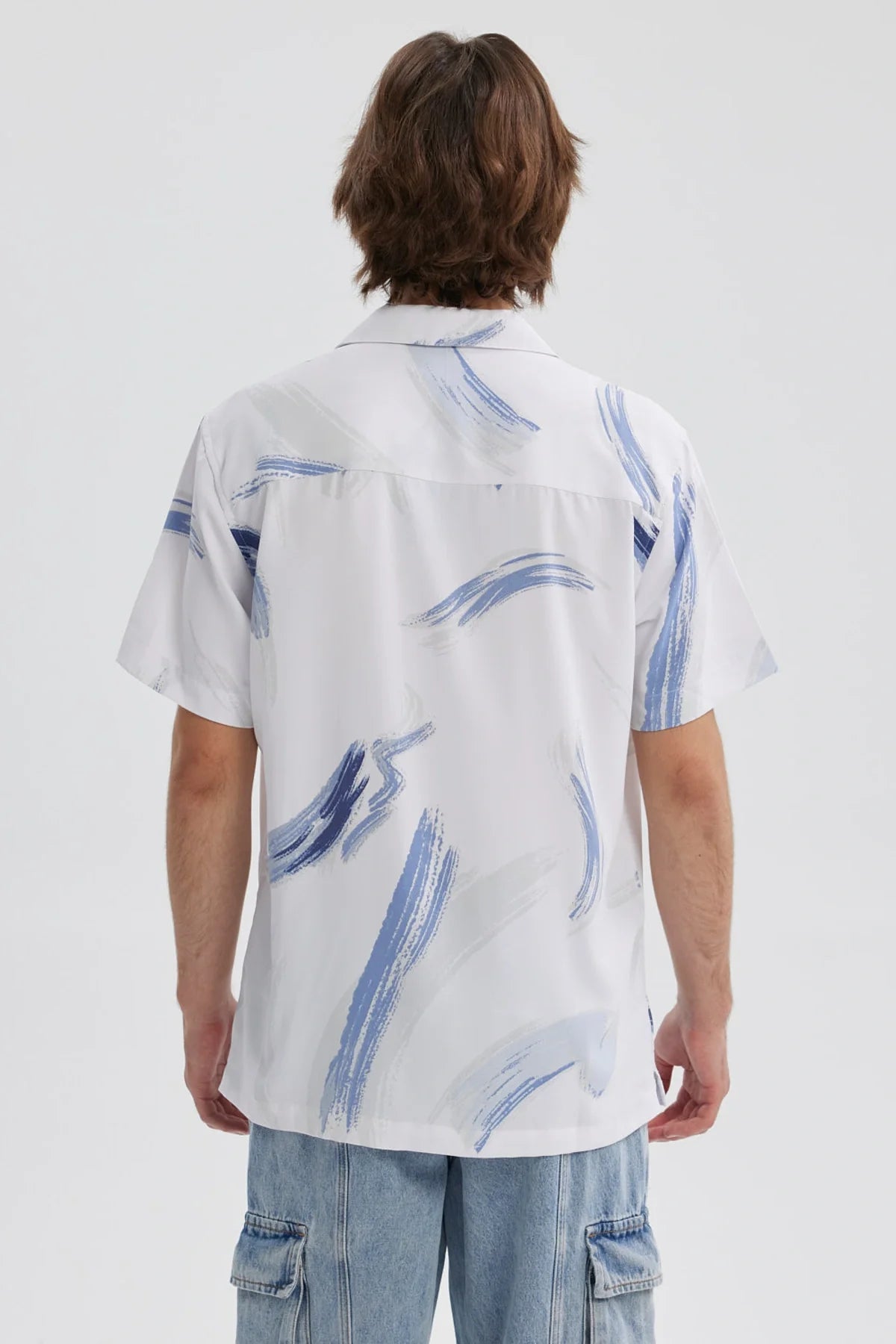 Camisa blanca de hombre con estampado azul claro y cuello abierto