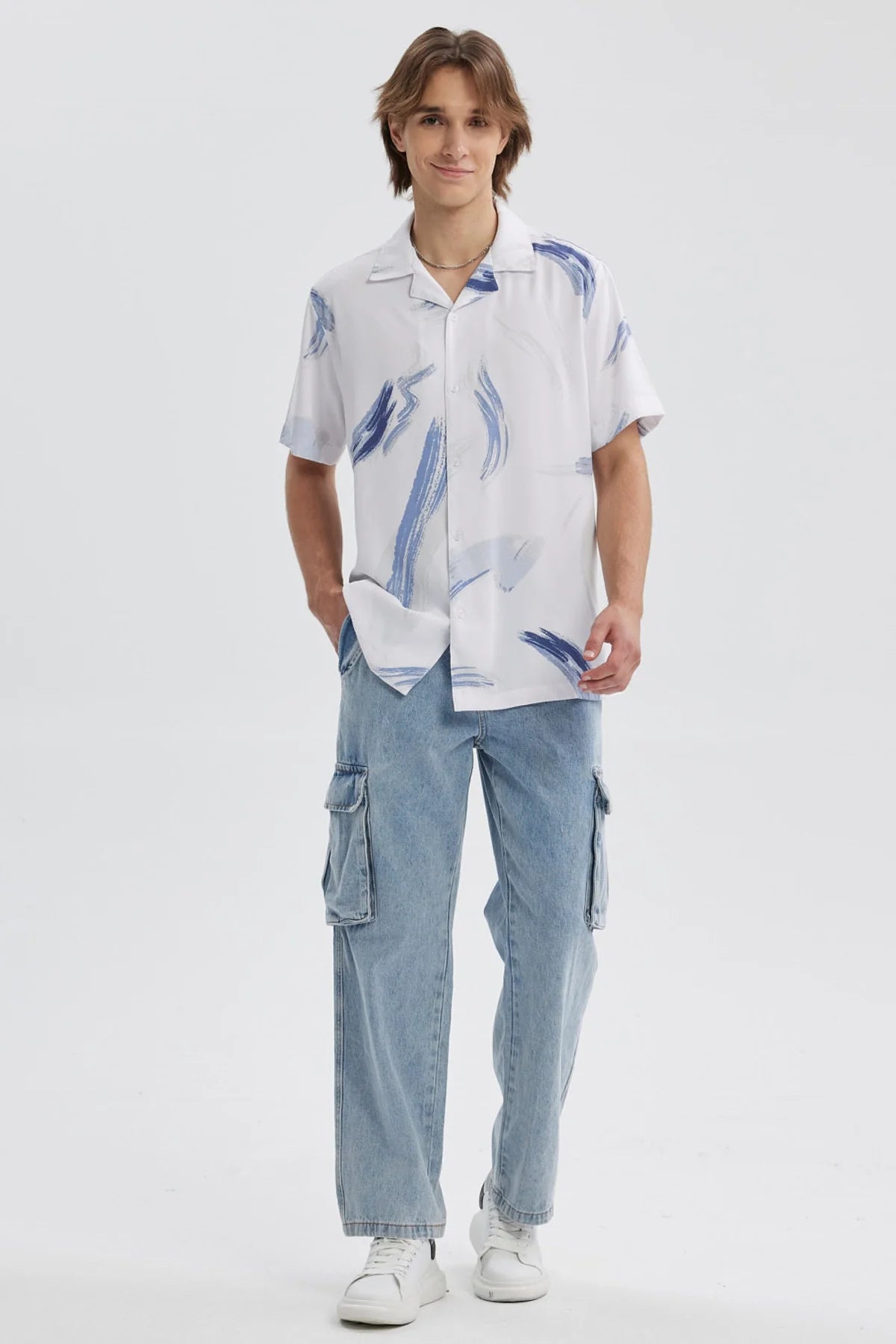 Camisa blanca de hombre con estampado azul claro y cuello abierto