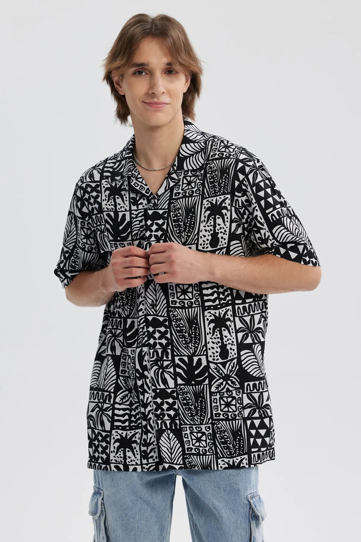 Camisa hombre negra con estampado gráfico blanco y negro de hojas y figuras geométricas